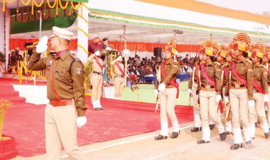 सूरजपुर में सांसद चिंतामणि महाराज ने फहराया तिरंगा