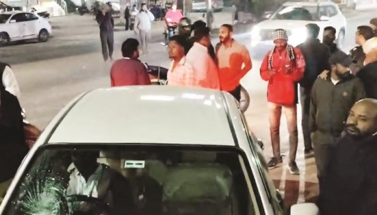 कार की टक्कर से बाइक चालक जख्मी