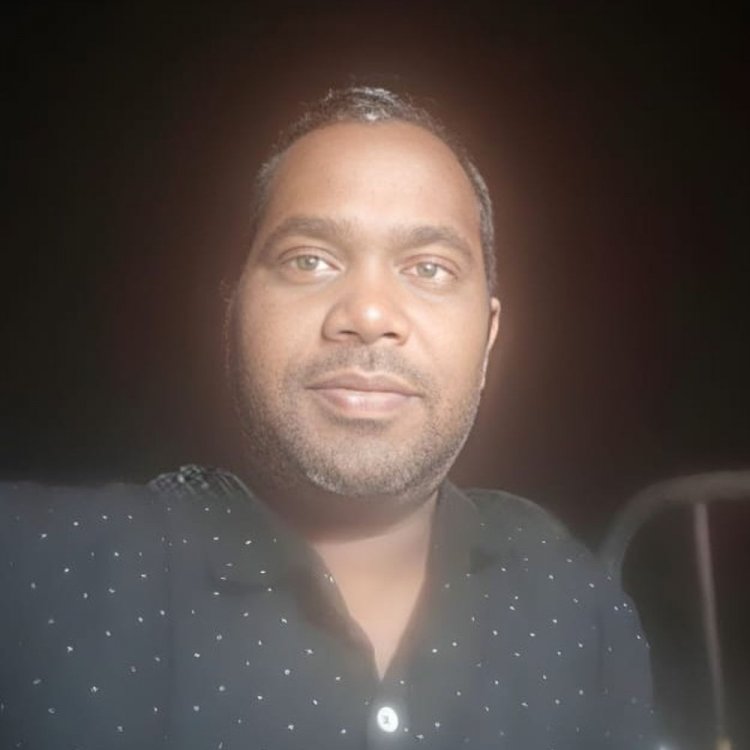 ट्रक की टक्कर से बाइक सवार की मौके पर मौत:मऊगंज के पथरिहा मोड़ पर हुआ हादसा, दो ट्रकों के बीच फंसा युवक