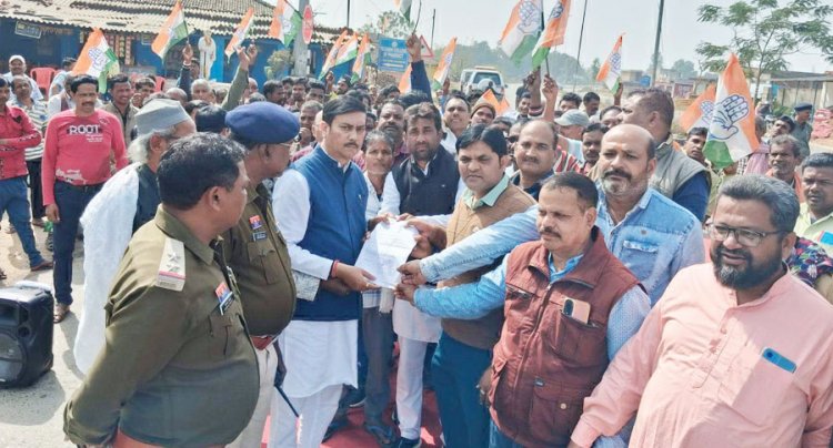 कांग्रेस ने किया नेशनल हाईवे जाम, सांकेतिक धरना देकर किया प्रदर्शन