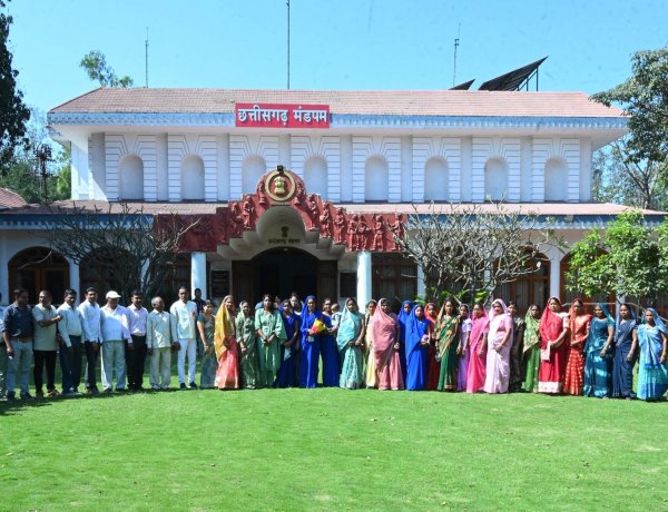 राज्यपाल के गोद ग्राम टेमरी के ग्रामीणों ने किया लोकभवन का भ्रमण