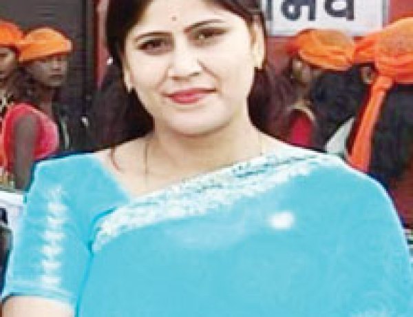 लकड़ी तस्करी में लगे ट्रैक्टर-ट्रॉली की चपेट में शिक्षिका की मौत, बेटा गंभीर