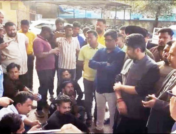 हंगामे के दौरान पत्रकार से मारपीट, 3 पर एफआईआर