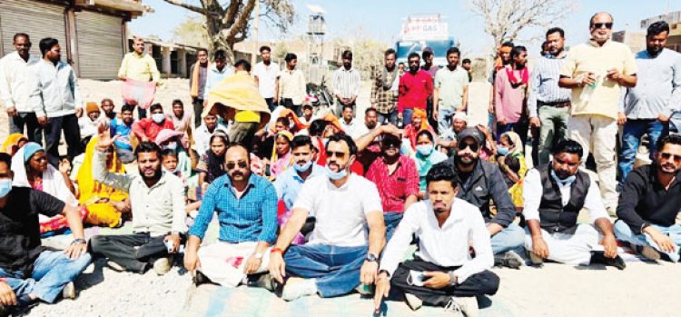 एनएच 343 पर ग्रामीणों का चक्काजाम, आश्वासन पर माने