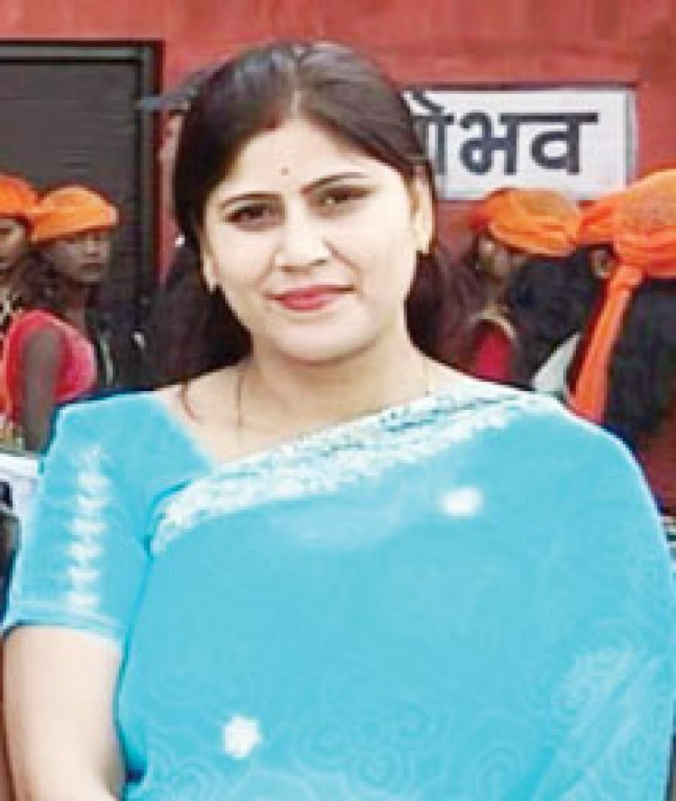 लकड़ी तस्करी में लगे ट्रैक्टर-ट्रॉली की चपेट में शिक्षिका की मौत, बेटा गंभीर